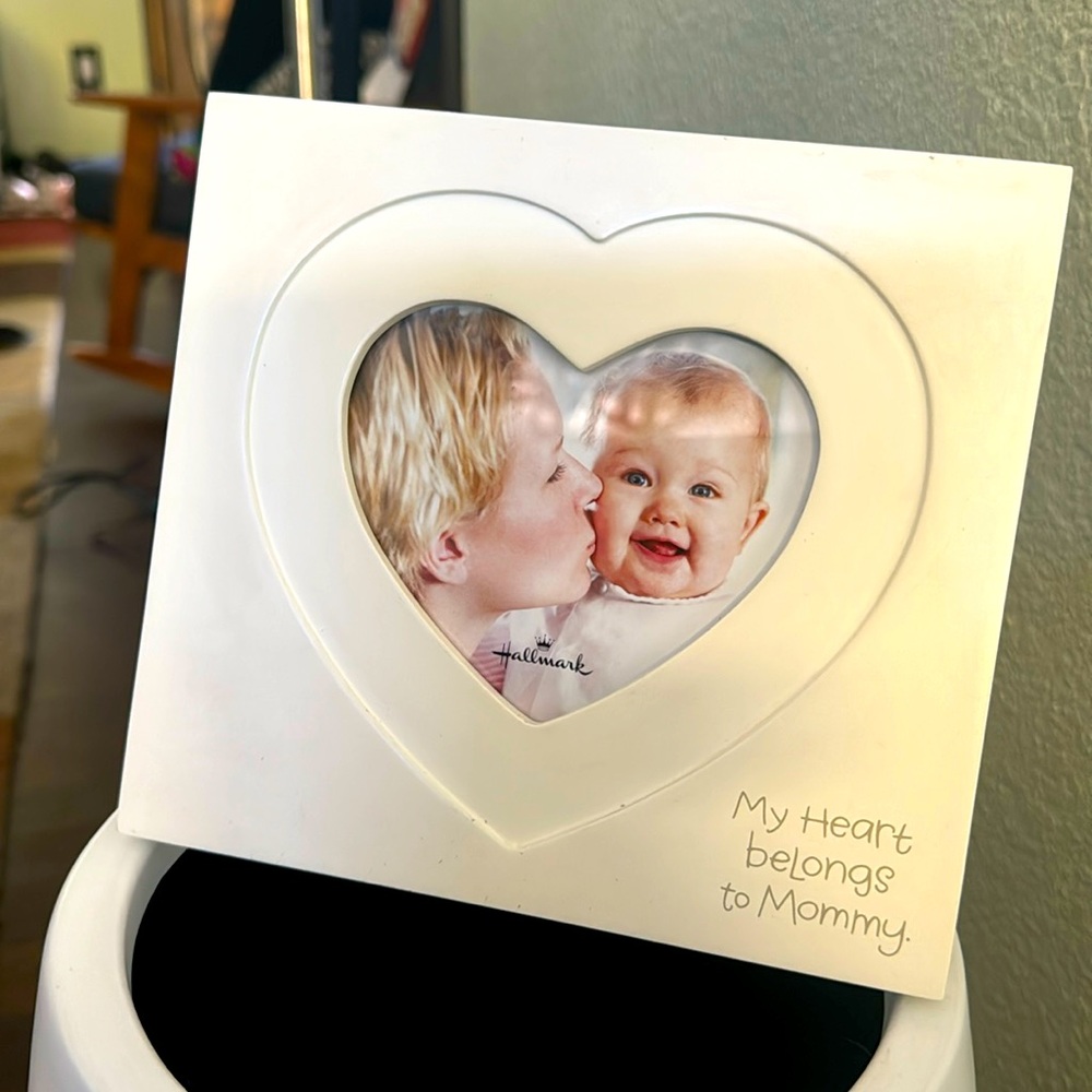 GUC hallmark picture frame heart “my heart belongs to mommy”fits 4x6 pic